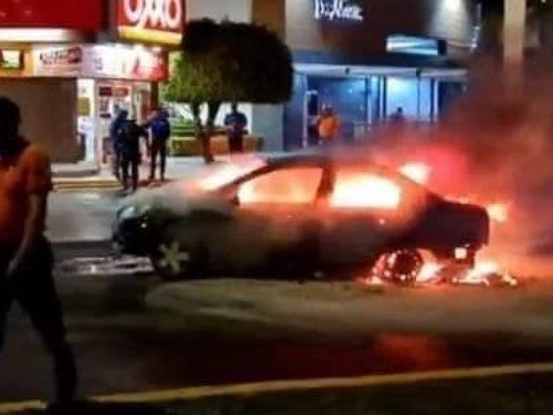 Incendian automóvil en Irapuato