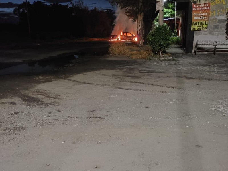 Incendian autos y matan a uno en Valle de Santiago