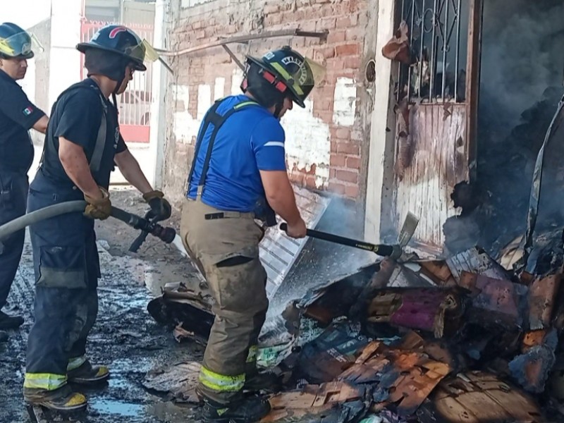 Incendian bodega en Mercado Olímpico