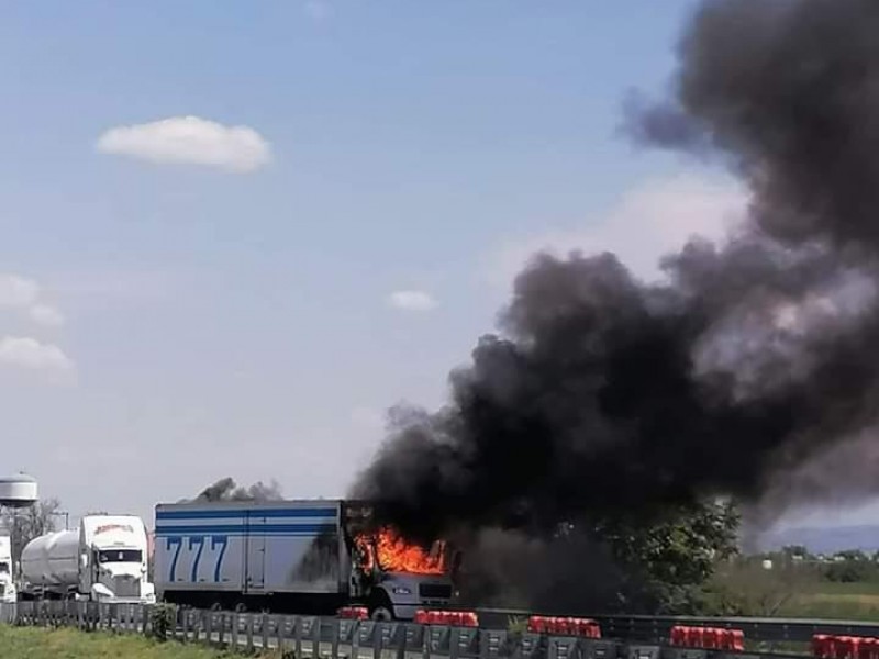 Incendian camión en Celaya