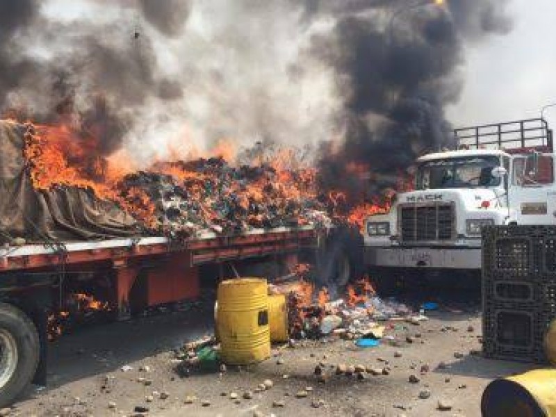 Incendian camión que transportaba ayuda humanitaria a Venezuela