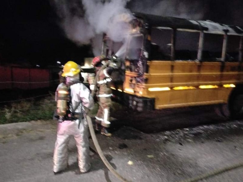 Incendian camión que transportaba pasajeros en Quesería