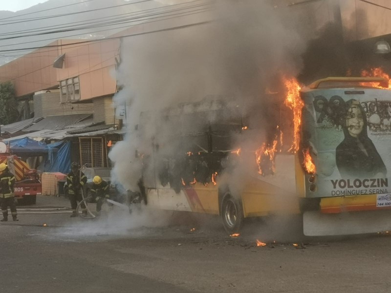 Incendian camión urbano frente al mercado central de Acapulco
