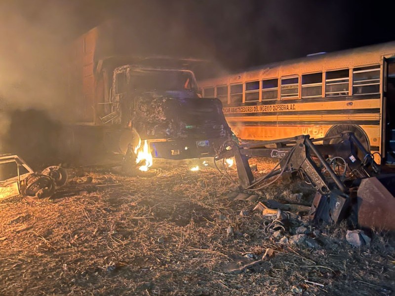 Incendian camiones en taller mecánico sobre la autopista