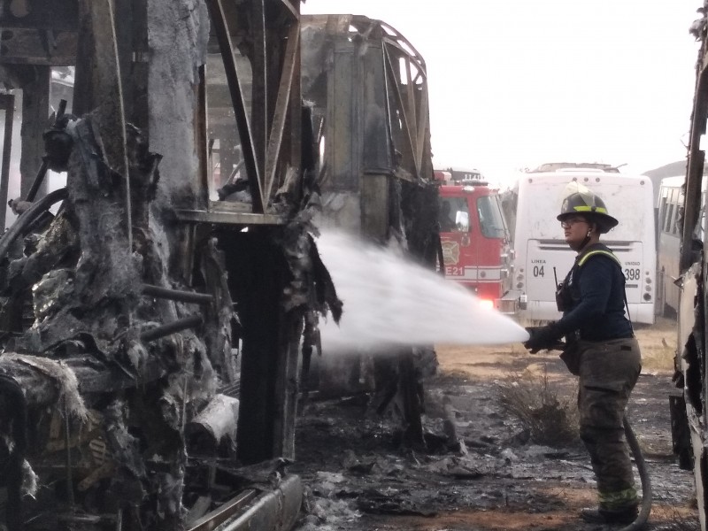 Incendian camiones urbanos en desuso