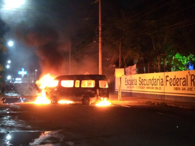 Incendian colectivo familiares de accidentados del lunes