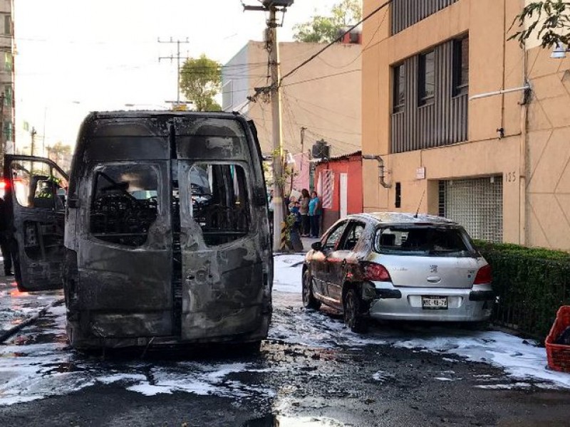 Incendian combi cerca de Metro La Raza