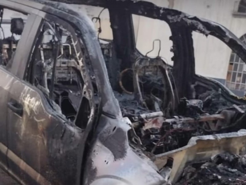 Incendian de manera intencional vehículo a comisario de Nogales