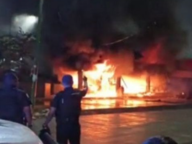 Incendian deliberadamente un Oxxo en León, Guanajuato