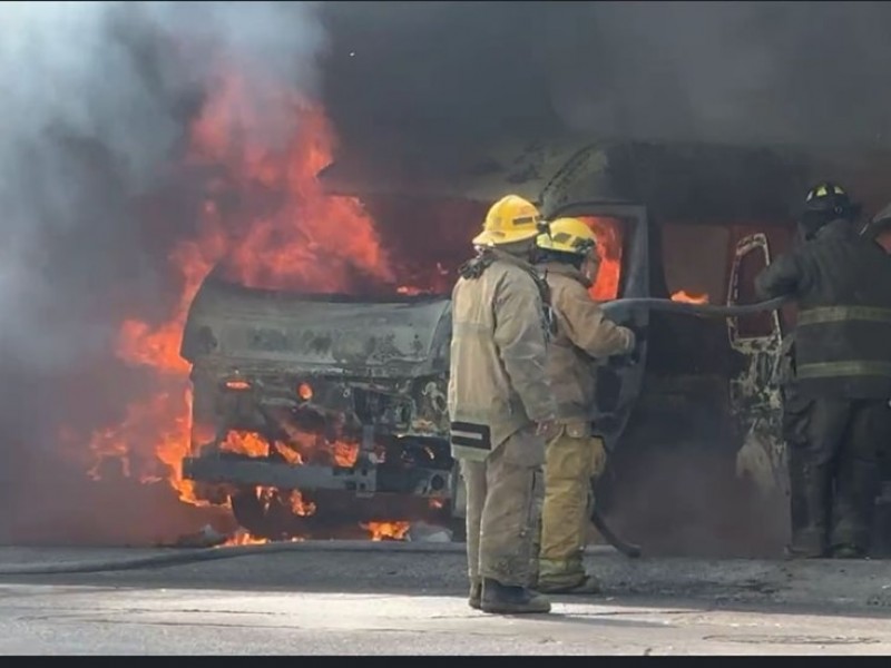 Incendian dos urvan del transporte público en Chilpancingo