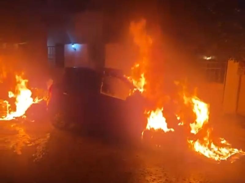 Incendian dos vehículos de funcionario público en La Paz