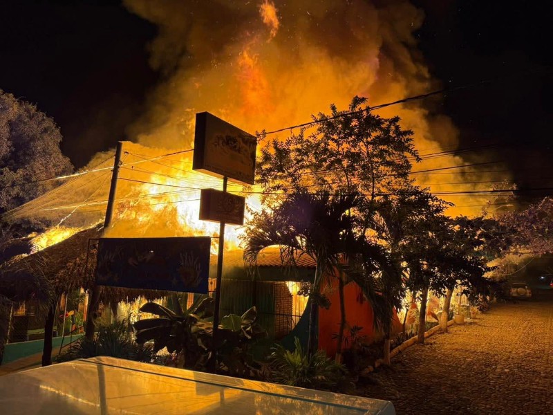 Incendian el restaurante El Atracadero, en Colima