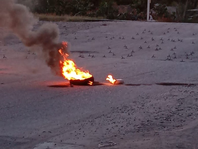 Incendian llantas en Bella Vista y tiran 