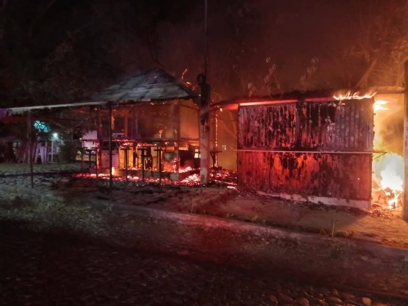 Incendian negocios en colonia Rancho Blanco, Villa de Álvarez