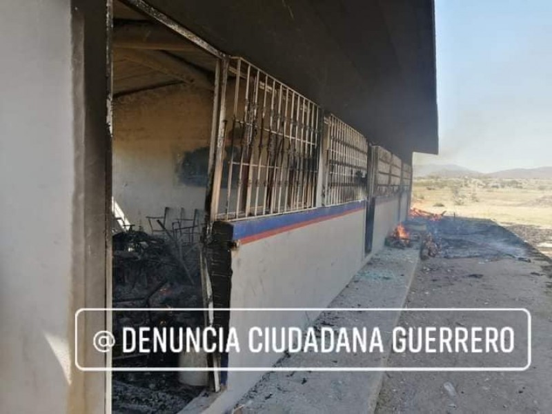 Incendian preparatoria y casas en Tecuiciapan por conflictos entre localidades