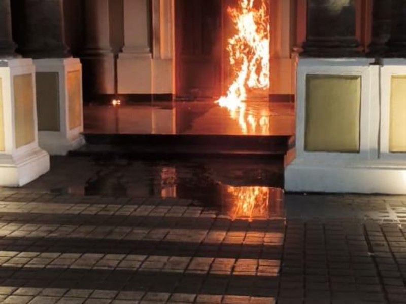 Incendian puerta de Palacio de Gobierno de Nayarit