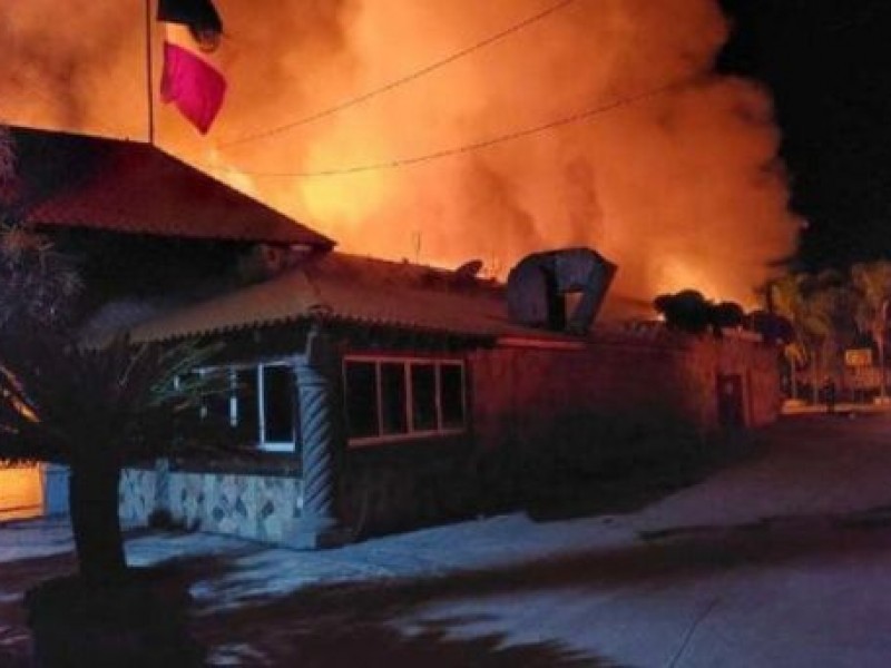 Incendian restaurante de carnitas y matan a dos personas