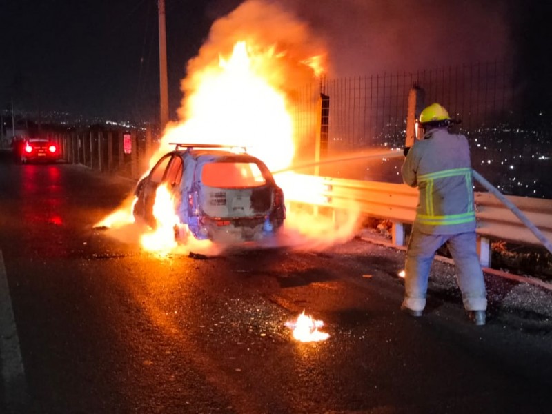 Incendian taxi y muere una persona calcinada