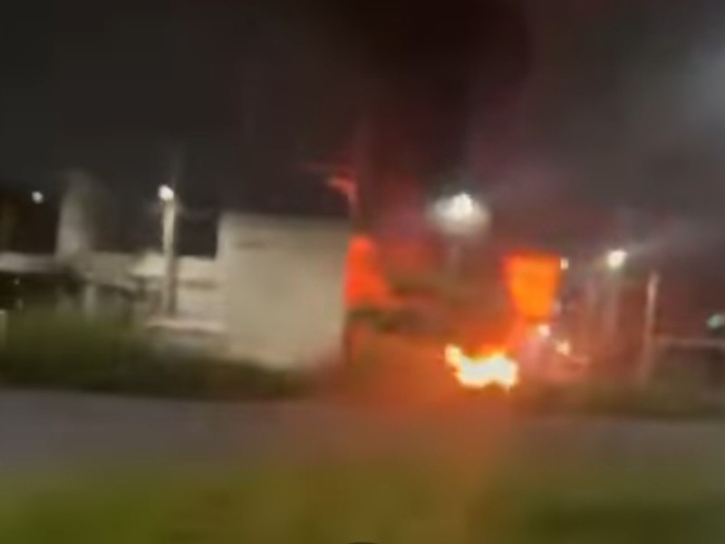 Incendian tres camionetas en libramiento Griselda Álvarez