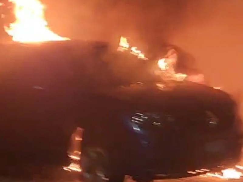 Incendian tres vehículos más, al menos han quemado 14