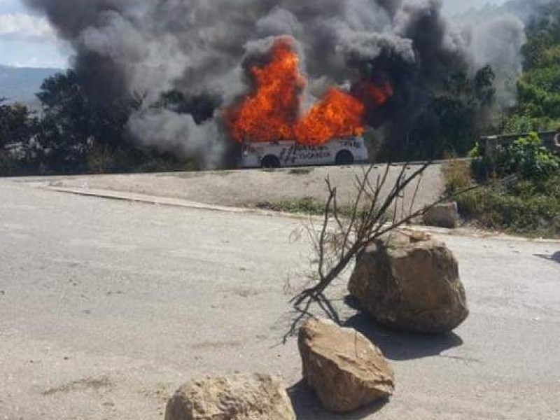 Incendian unidades de transporte en Bochil