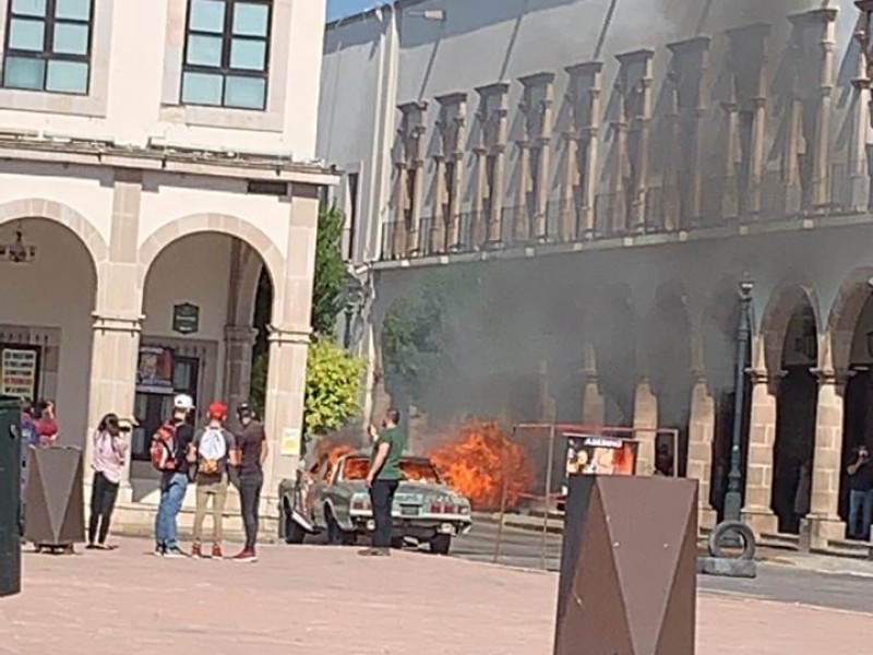 Incendian vehículo durante manifestación; hay 5 detenidos