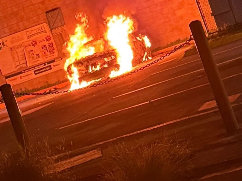 Incendian vehículo en colonia El Yaqui