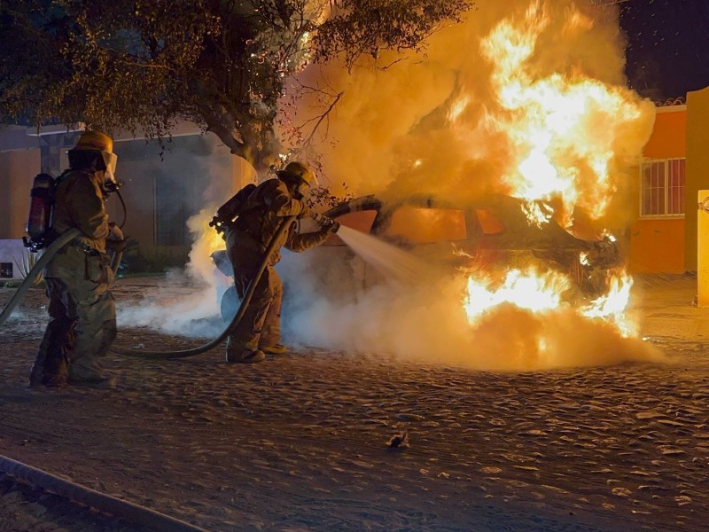 Incendian vehículo en Real Centenario, uno más registra daños menores