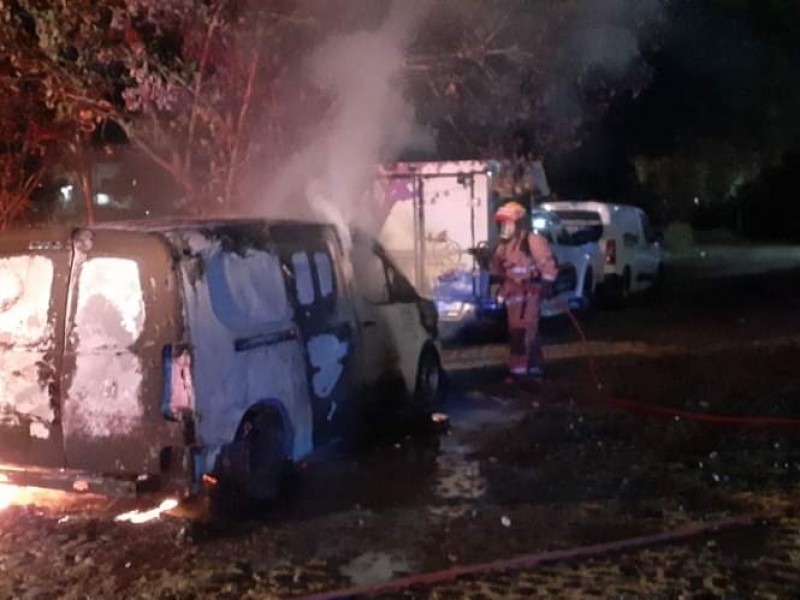 Incendian vehículo en Senderos de Rancho Blanco, Villa de Álvarez