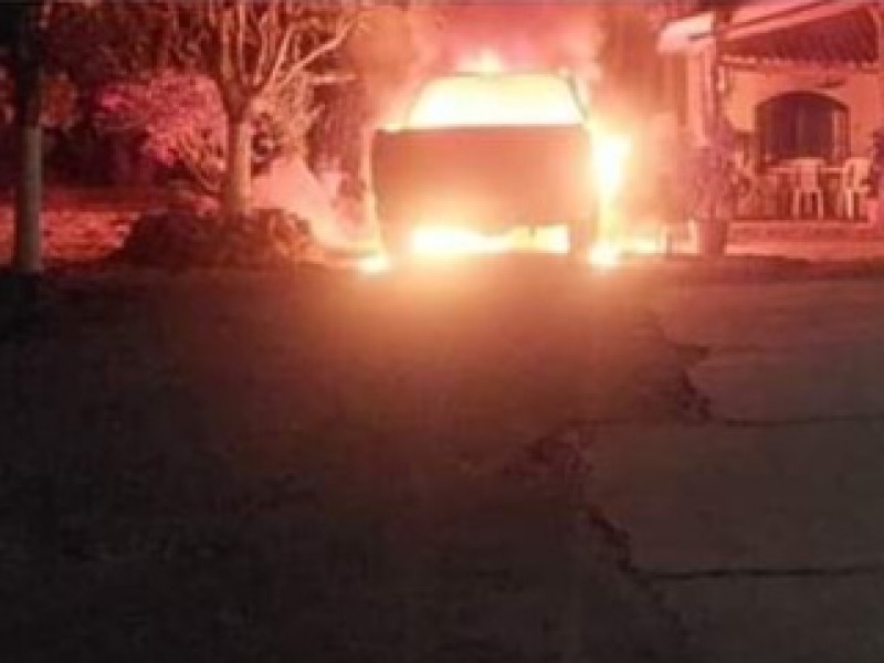 Incendian vehículo en un restaurante en La Capacha