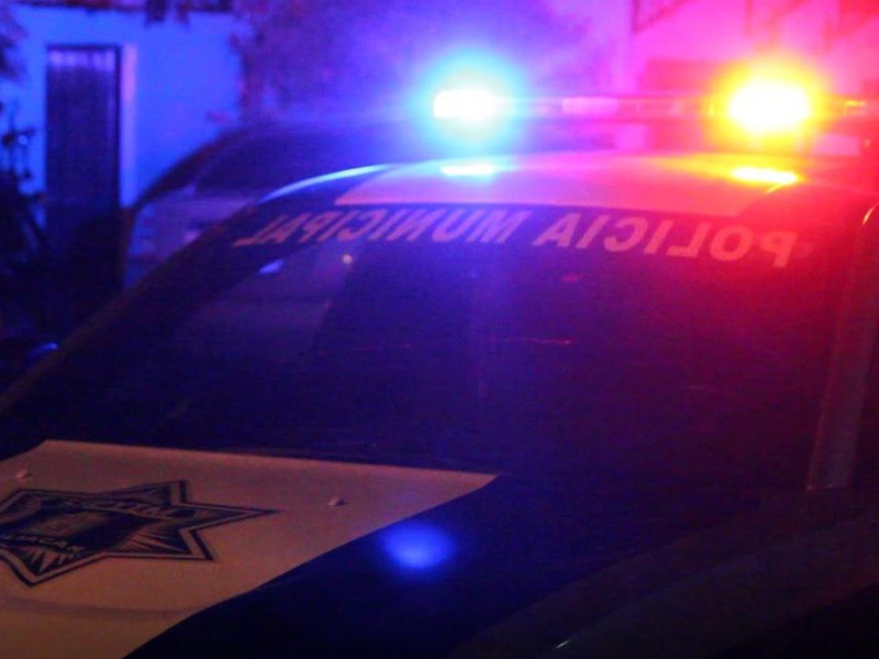 Incendian vehículo estacionado en colonia Rancho Blanco
