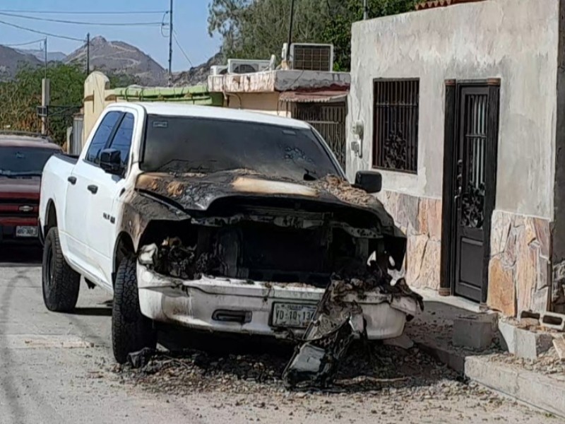 Incendian vehículos en 5 de Mayo y Cañada