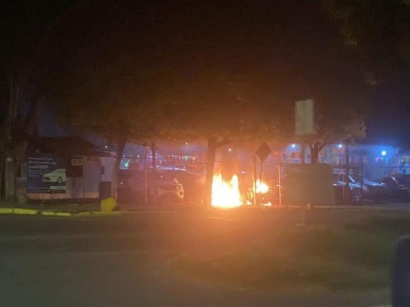 Incendian vehículos en lote de autos, autoridades no informan Incendian vehículos en lote de autos, autoridades no informan