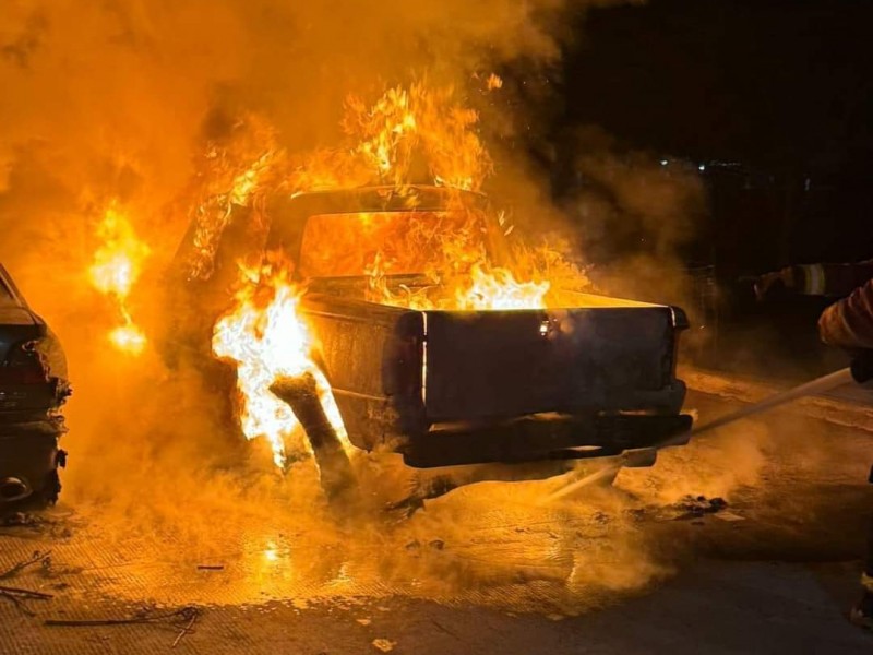 Incendian vehículos en tienda de autoservicios de Rancho Blanco