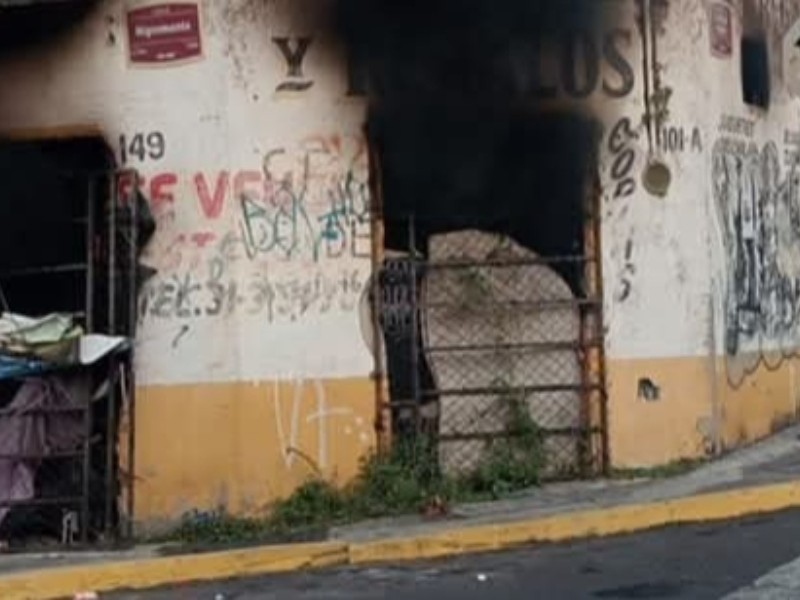 Incendian vivienda abandonada sobre Nigromante, en centro de Colima