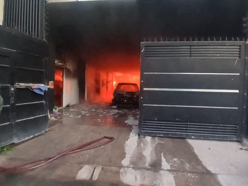 Incendio acaba con Bodega de telas en Escuinapa