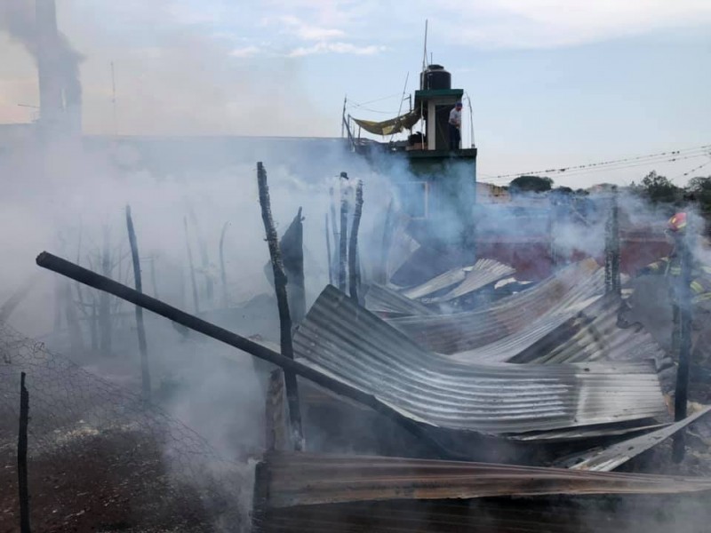 Incendio acaba con humilde casa en Mahuixtlán