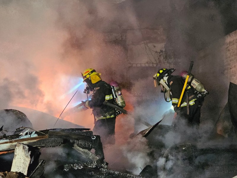 Incendio acaba con vivienda en la 20 de noviembre en Mazatlán