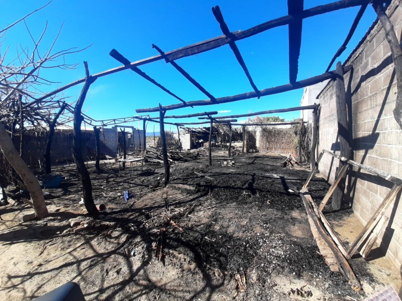 Incendio afecta 6 viviendas en San Blas Atempa