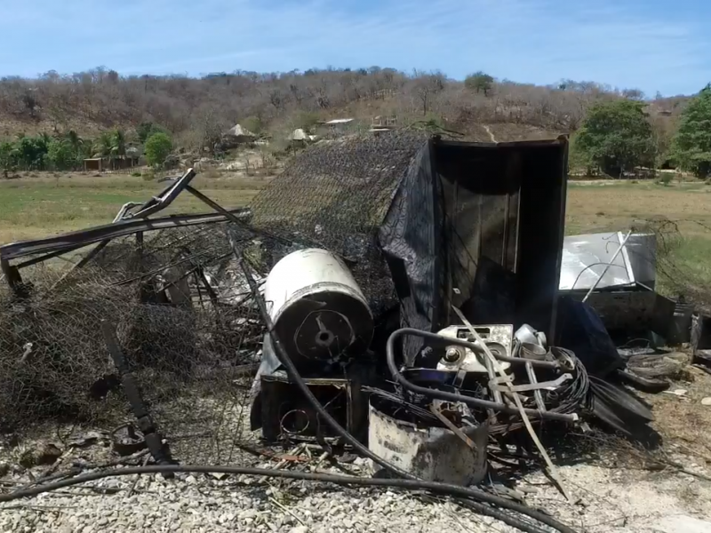 Incendio afecta cabañas en Barra de la Cruz