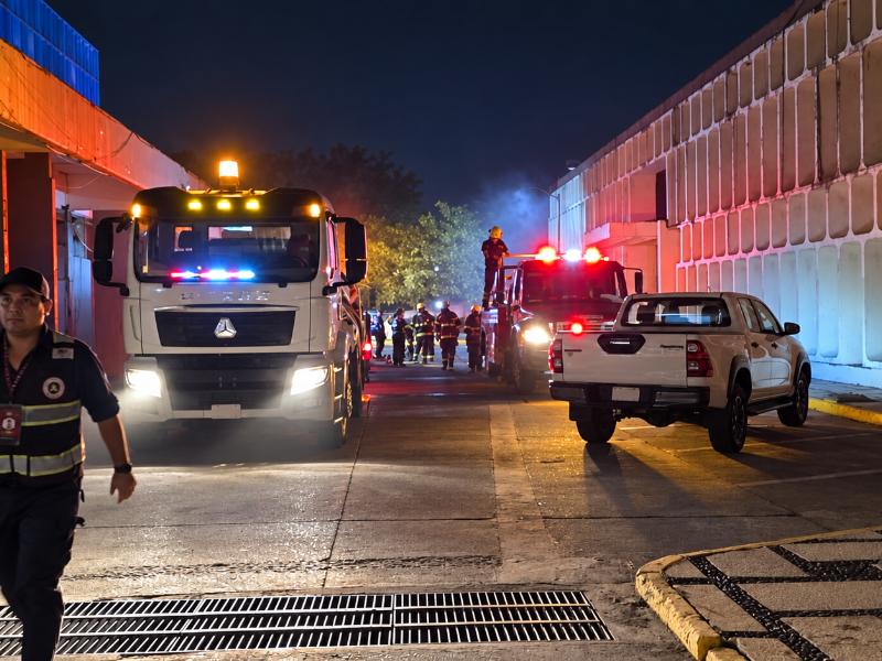 Incendio afecta farmacia del Seguro Social en Veracruz