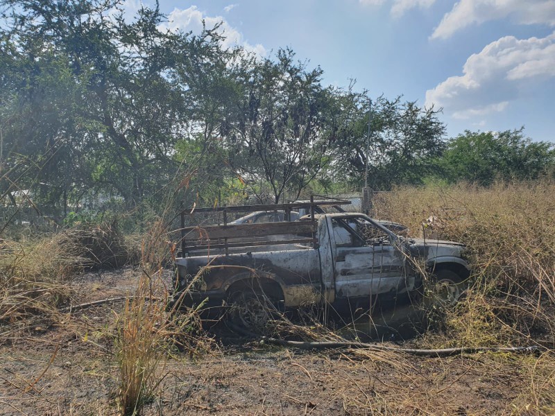 Incendio afecta ocho vehículos abandonados en predio baldío
