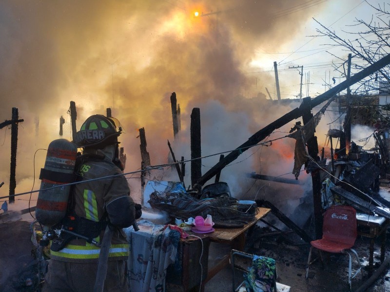 Incendio afectó a varias viviendas en la colonia Ignacio Zaragoza