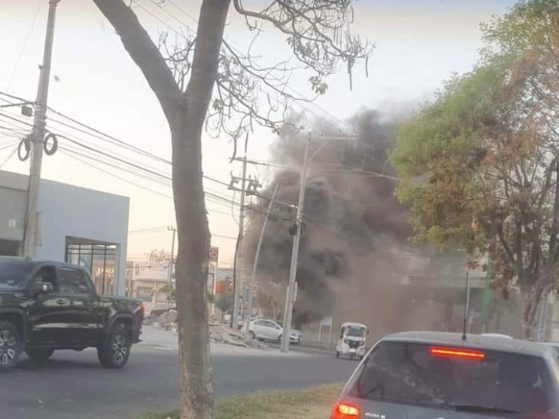 Incendio al interior de una alcantarilla en Manzanillo