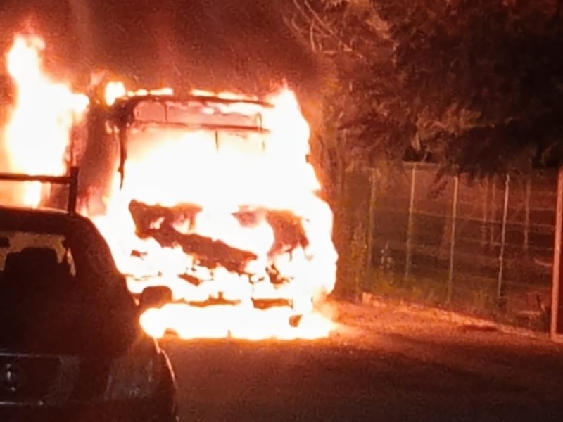 Incendio arrasa autobús en Terraplena, Manzanillo