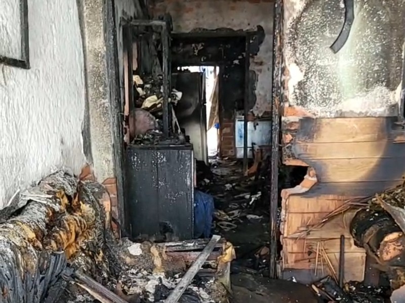 Incendio arrasa con dos viviendas en la colonia Centro