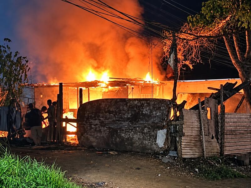 Incendio arrasa vivienda en Xalapa; vecinos detienen a sospechoso