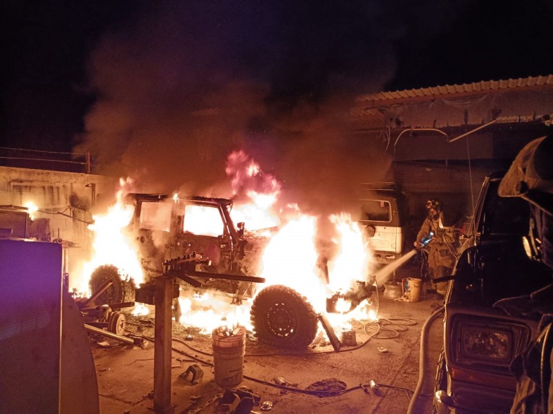 Incendio causa daños cuantiosos en taller mecánico