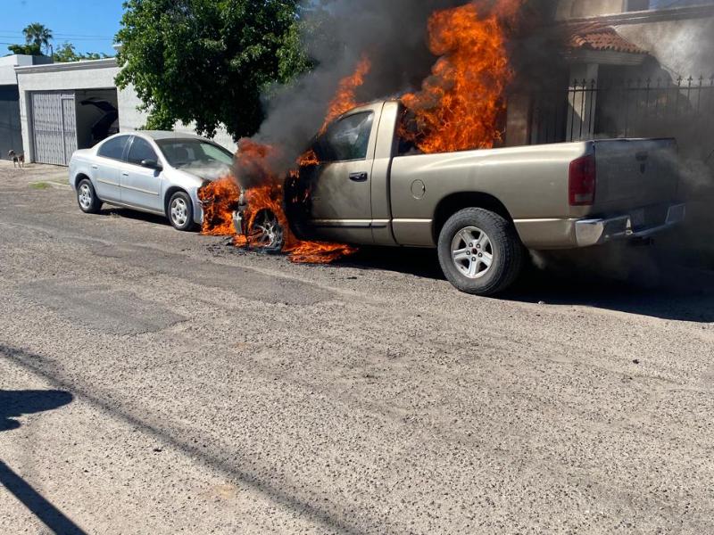 Incendio causa daños en vehículos en la colonia Villa Satélite