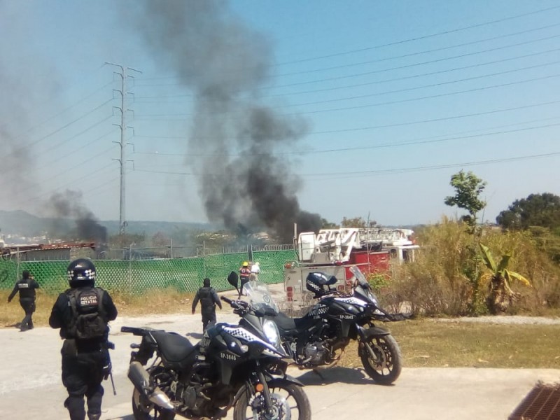 Incendio cerca de la SEV moviliza a cuerpos de emergencia